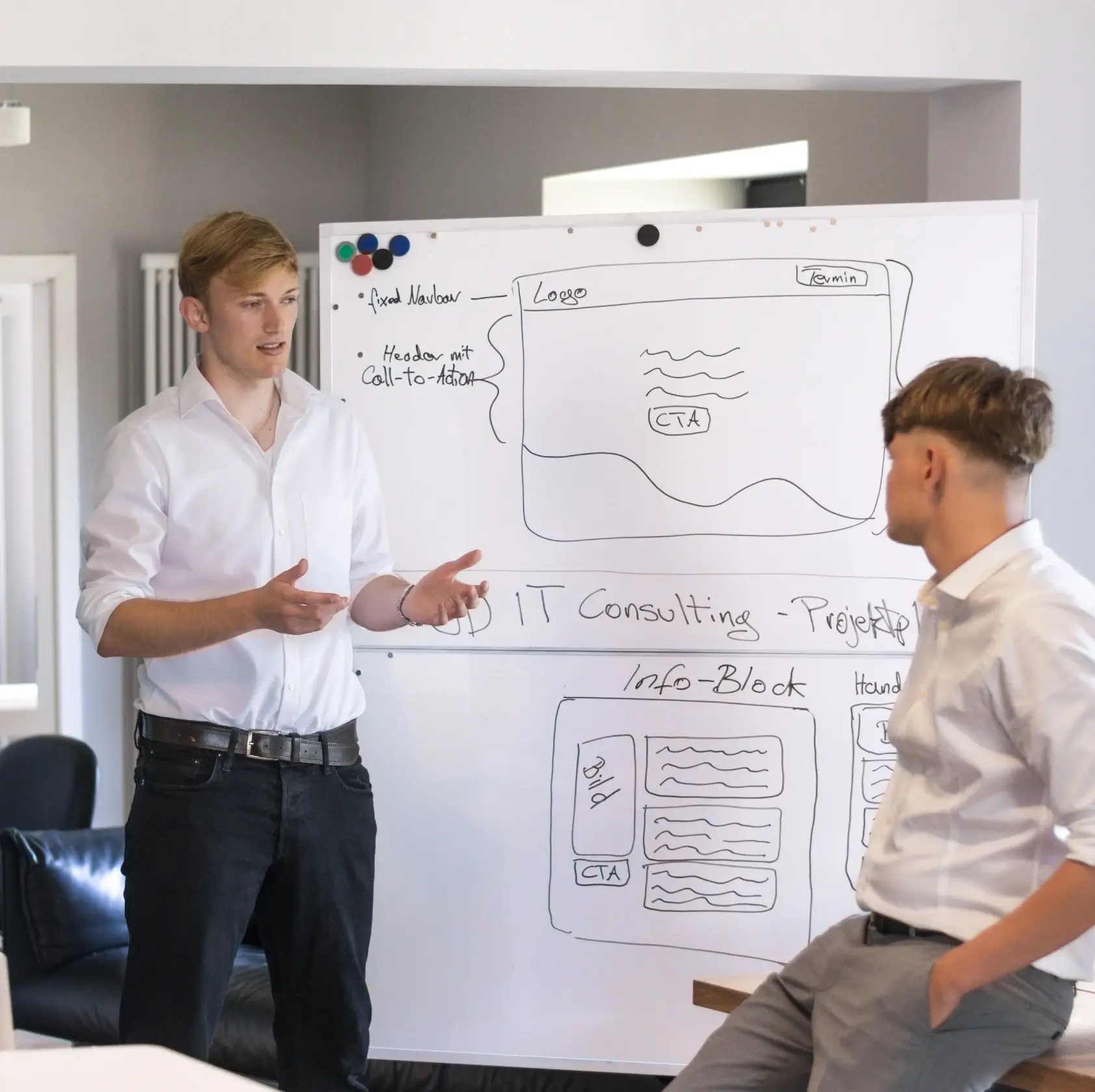 Der Webentwickler & Webdesigner Lukas zeigt dem Vertriebler David ein aktuelles Webdesign Projekt